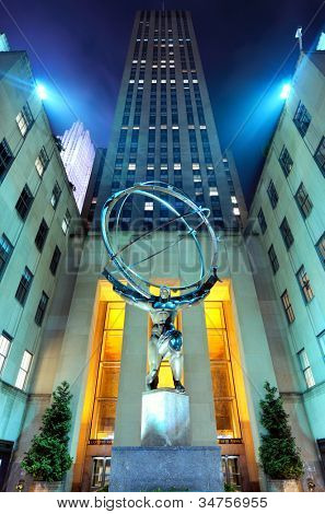 NEW YORK CITY - 12 maja: Atlas statua w Rockefeller Center 12 maja, 2012 w Nowym Jorku, NY. Pomnik 