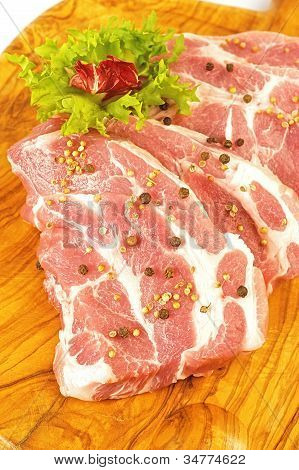 เนื้อสดบนกระดานด้วยสมุนไพรและพริกไทย