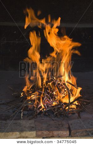 Plameny požáru v tradiční krbu