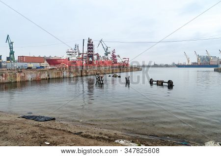 Gdansk, Poland - January 27, 2020: Rozbitkowie I Pakerzy Sculptures Made By Polish Sculptor Czaslaw 