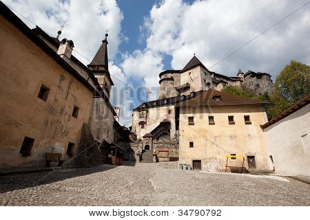 Patio del castillo de Orava
