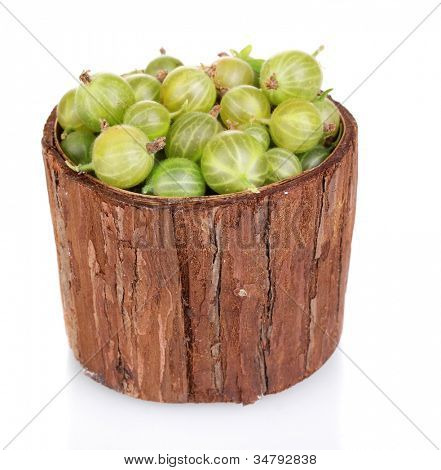 grüne Stachelbeere aus Holz Cup isoliert auf weiss