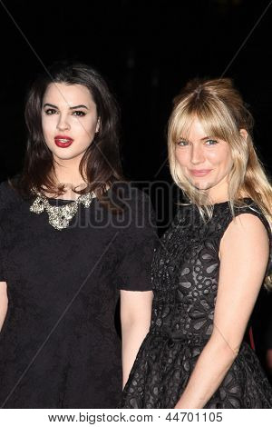 NUEVA YORK, NY - el 16 de abril: Actriz Matilda Sturridge y Sienna Miller atiende el Vanity Fair Party 2