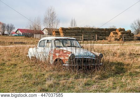 Krasnyy Voskhod, Russia - October 17, 2021: Old Soviet Car Gaz 21 Volga In An Agricultural Field.