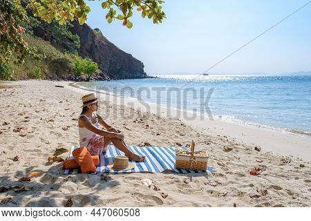 Koh Larn Island Near Pattaya Thailand, The Tropical Beach Of Koh Larn Thailand, White Beach With Cle