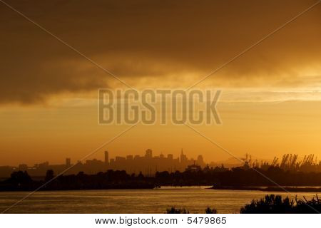 Alameda mit Skyline von San Francisco