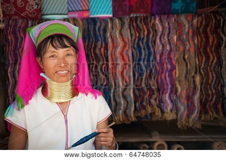 MAE HONG SON, CHIANG MAI, THAILAND - DEC 4, 2013: Unidentified Karen Long Neck woman in traditional hill tribe village also known as Kayan indigenous  ethnic group. Famous tourist travel destination. 