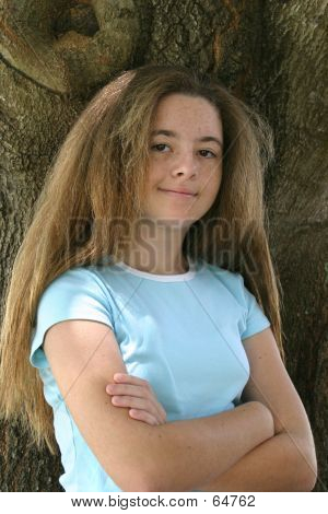 Fille avec bras croisés