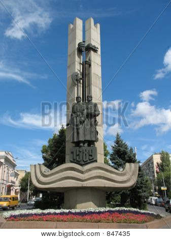 Monumento de la ciudad establece en Rusia Volgogrado vertical