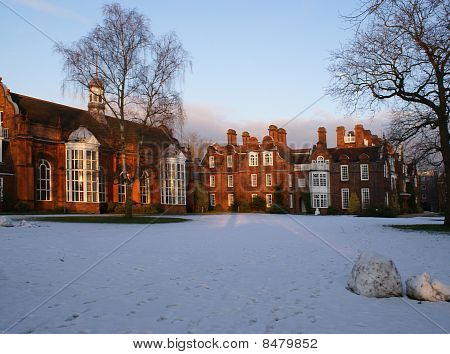 Newnham College Hall in inverno