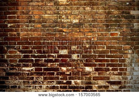 The old brick walls look very ugly.