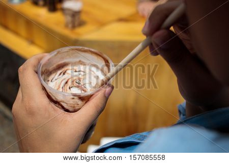 Persona tomando cafe mocaccino frappe con chocolate fudge