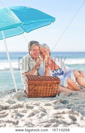 Coppia di anziani suo sulla spiaggia