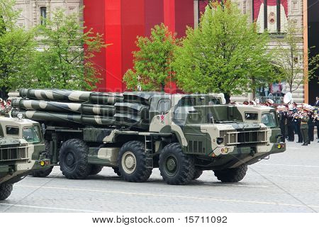 Moskou - 6 mei: Smerch RSZO - zware meerdere raketten draagraket in de generale repetitie voor militaire Par