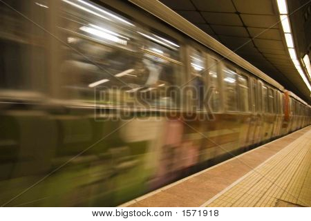 metro leaving Eroilor station in 