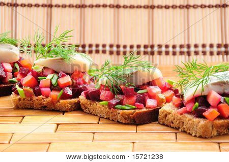 Sandwiches mit Roggenbrot, Hering und Gemüse