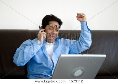 Glücklicher Mann auf Laptop