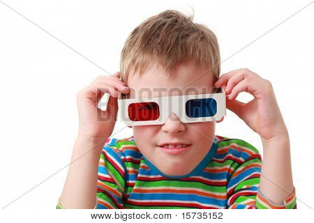 lidt koncentreret dreng i stribet skjorte og anaglyph briller, rød og blå
