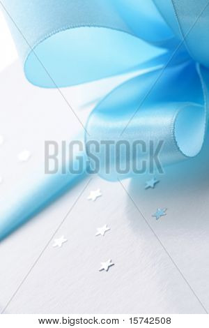 modré dárky saténovou stuhou luk na bílé krabičky