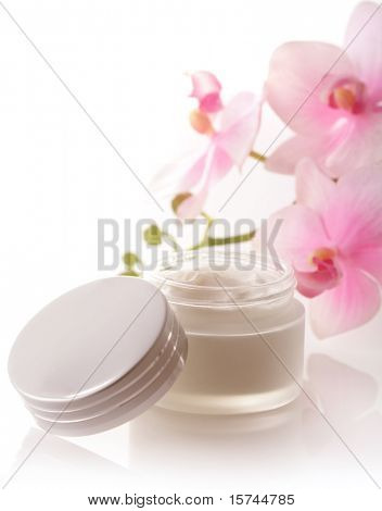 hrnec hydratační krém na obličej a krásné květy orchidejí