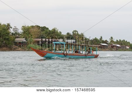 BAN KHONE, LAOS - FEBRUARY 25, 2016: People crossing the Mekong river on February 25, 2016 in Laos, Asia