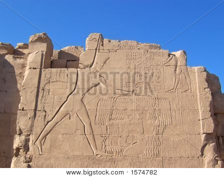 Hieróglifo na parede de um templo egípcio, Karnak, Louxor, Egito