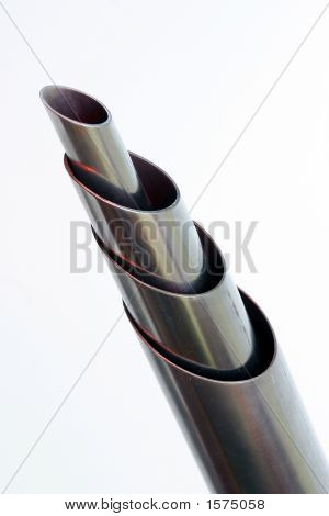 Tubos de aço soldados arredondados no fundo branco