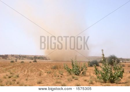 Malé tornádo písku, poušť Jaisalmer, Indie