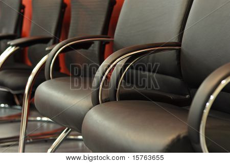 en masse sort læder kontor stol close-up