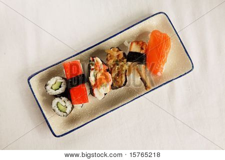 Grundläggande Sushi måltid som färgglada Combo