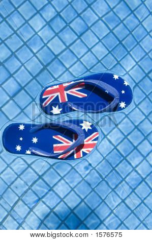 수영장에 떠 있는 샌들