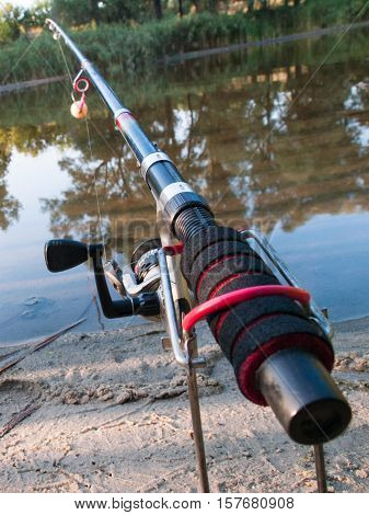 On the banks over the water set fishing equipment to fish comfortably with rod and reel.