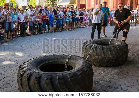 Uzhgorod Ukraine - August 28 2016: Strongmen perform exercise during the 13th power tournament 