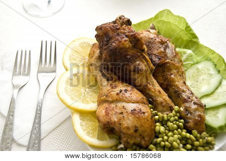 야채와 구운된 닭고기 나지만