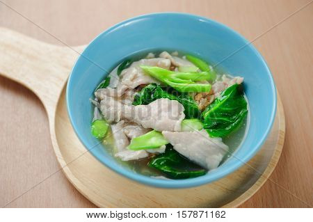 Noodles with Pork in Gravy Sauce (Rad-Na Moo Noom)