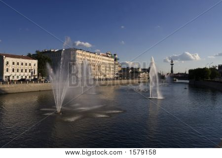 Una foto de fuentes en Moscova 2