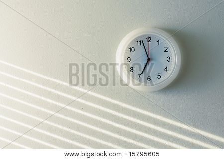 นาฬิกาสีขาวบนพื้นผนังสีขาว