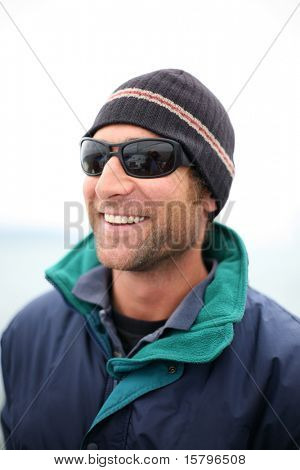 Retrato de um homem jovem fresco ao ar livre