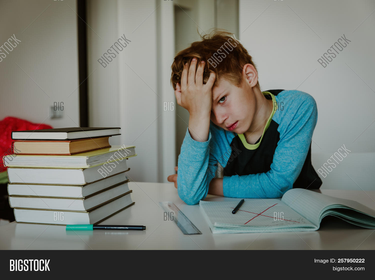 Teenager boy tired. Дети с зпр. Перегруженный ребенок кружками. Утомление детей. Эмоции школьника.