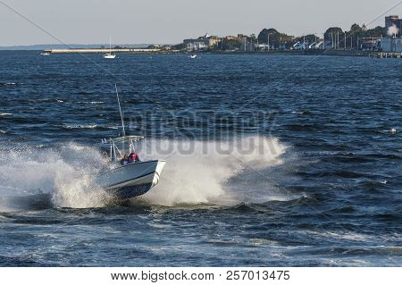 New Bedford, Massachusetts, Usa - September 5, 2018: Powerboat Sends Passengers Ducking For Cover As