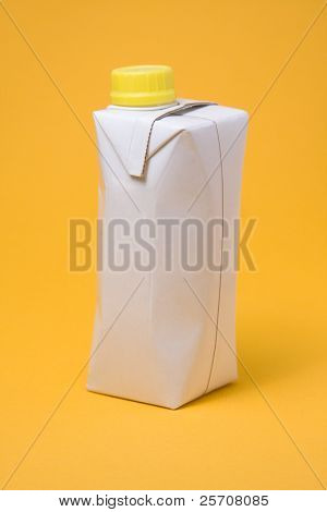 Bílý balíček model na žlutém pozadí, za nový design
