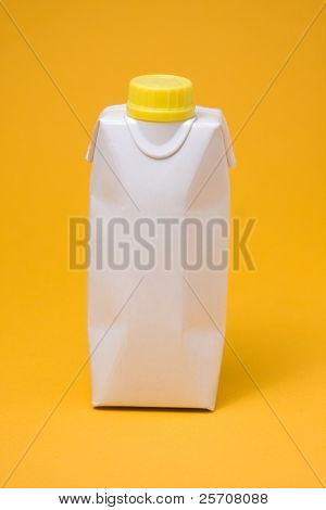 Bílý balíček model na žlutém pozadí, za nový design