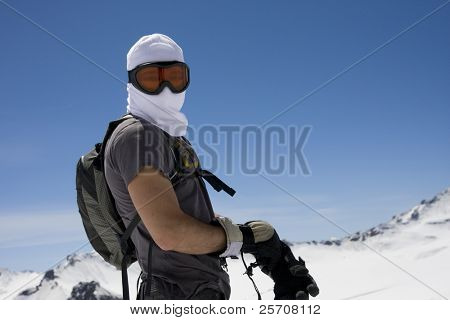 Snowboardista v zimní lyžařské brýle