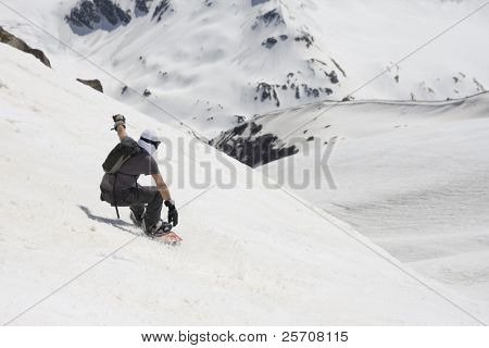 Snowboardista na horském svahu