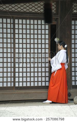 Nara,japan-november 06,2014: Girl Cloosing Door At Temple Complex Of Nara