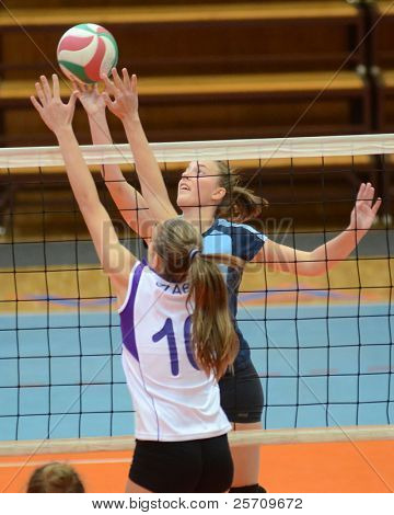 KAPOSVAR, Ungarn - 16 oktober: Zsanett Pinter (blå 2) i aktion på den ungarske NB I. League woma