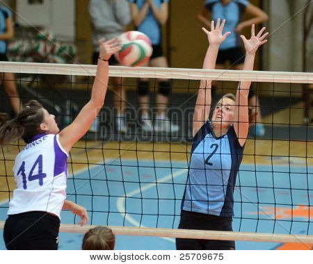 KAPOSVAR, Ungarn - 16 oktober: Zsanett Pinter (blå 2) i aktion på den ungarske NB I. League woma