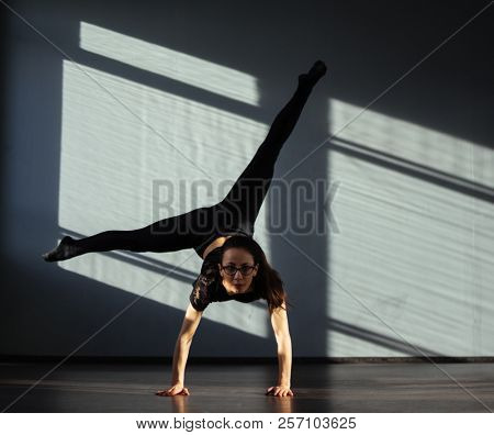 A young girl is engaged in jazz modern dance in the hall