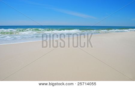 เรียบชายหาด มีคลื่นสีฟ้าคราม