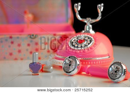 Chambre de la jeune fille avec téléphone, boîte à bijoux et vernis à ongles